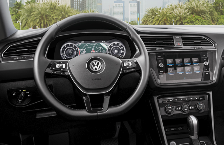 2019-Volkswagen-Tiguan-dash-and-wheel_o.png